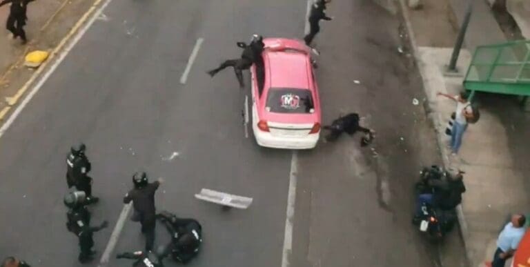 Video: Taxista atropella a siete policías durante una manifestación en CDMX