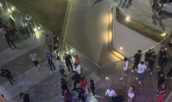 Video: Mueren dos jóvenes al caer del tercer piso de un bar en SLP; querían ver a un cantante