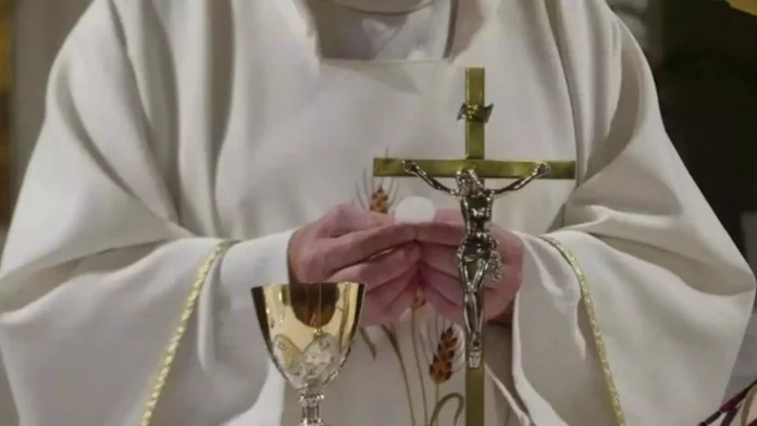 Cura malversa más de 40 mil dólares de la Iglesia jugando videojuegos