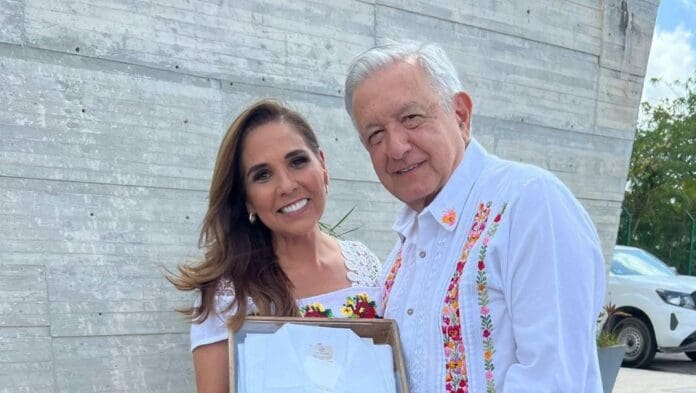 AMLO está de visita en Quintana Roo, donde se reunió con la gobernadora para supervisar los tramos 6 y 7 del Tren Maya.