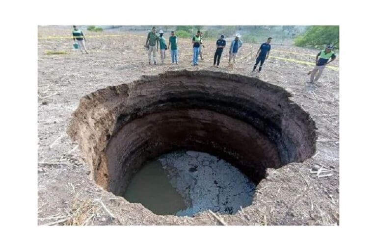 Se abre socavón de 10 metros en Tlapa, Guerrero