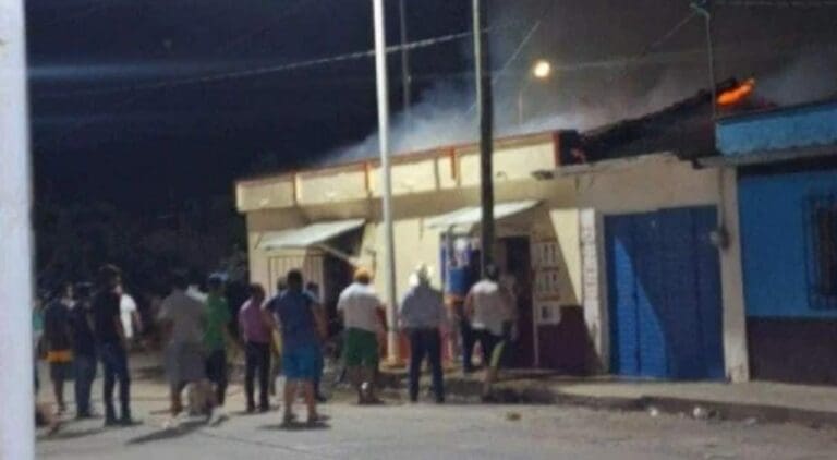 Unos sujetos encapuchados incendiaron cinco viviendas en el municipio de La Concordia en la región de la Frailesca, Chiapas.