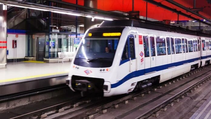 Hombre alcoholizado cae accidentalmente a vías del Metro de Madrid y muere arrollado