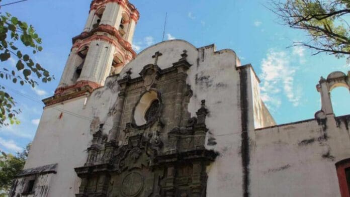 Anciana roba 35 mil pesos de limosnas de una iglesia en Azcapotzalco, CDMX