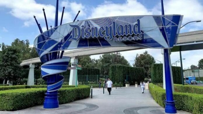 Empleada de Disneyland muere tras caer de un carrito de golf