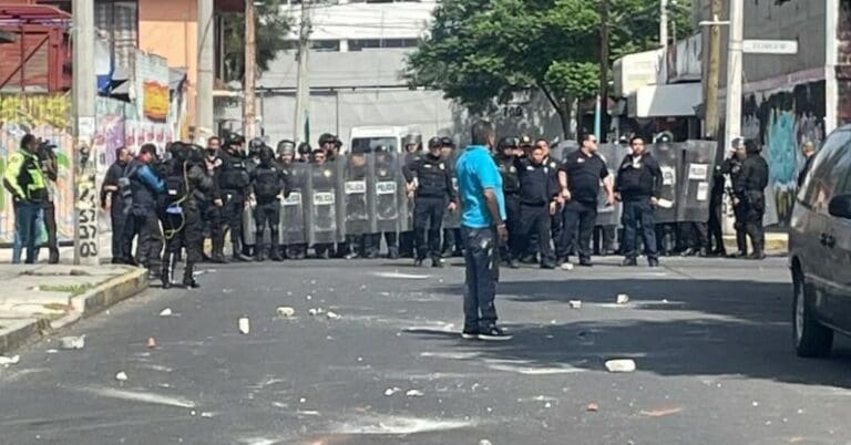 Video: Muerte de hombre desata riña entre policías y vecinos en calles de Iztapalapa en CDMX