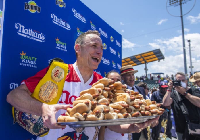 Excluyen de un concurso de glotonería al 