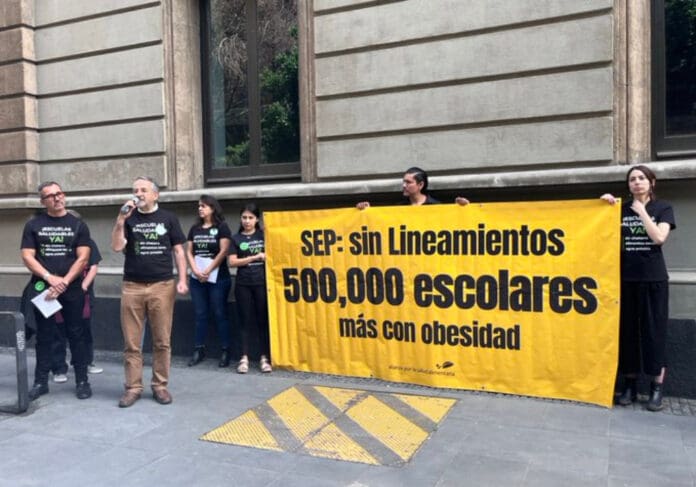 Activistas protestan en CDMX para exigir que se prohiban alimentos y bebidas no saludables en escuelas del país