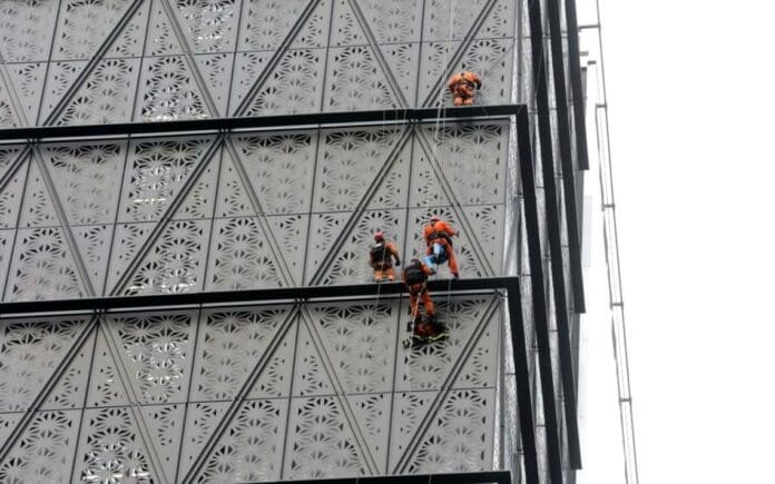 Influencer escala edificio de 30 pisos sin protección; es detenido por la policía antes de llegar a la cima