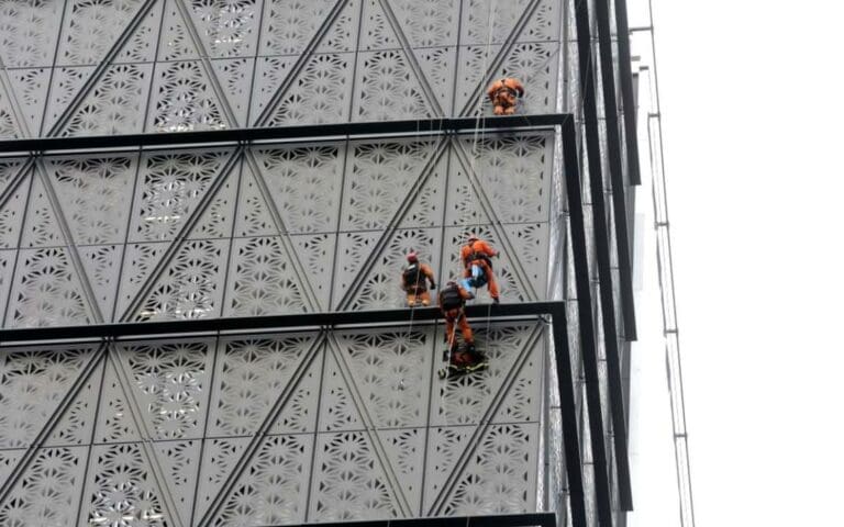 Influencer escala edificio de 30 pisos sin protección; es detenido por la policía antes de llegar a la cima