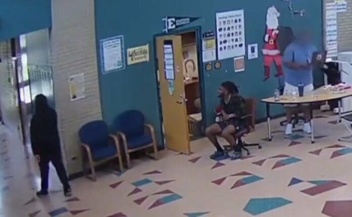 VIDEO: Entrenador agrede a menor de edad en escuela de Michigan