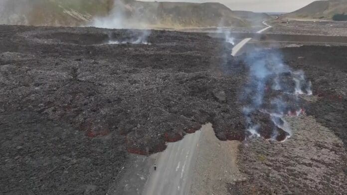 Enorme flujo de lava de un volcán activo 'engulle' una carretera en Islandia