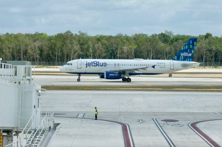 Los destinos del Caribe Mexicano tienen cada vez más conexiones aéreas con ciudades de varios países gracias a las gestiones de Mara Lezama.