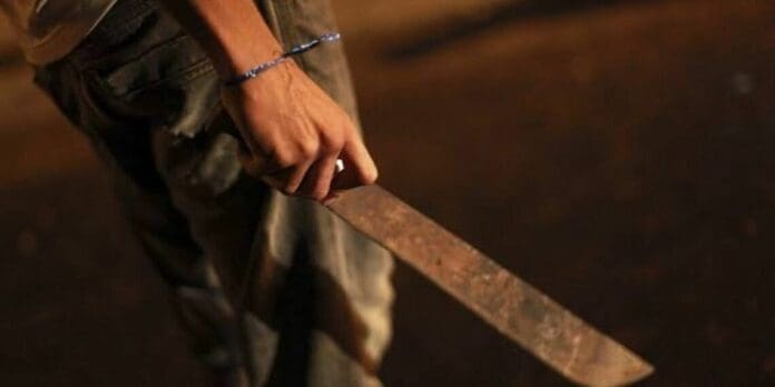 Sujeto agarra a machetazos a su compañero de parranda en Tulum