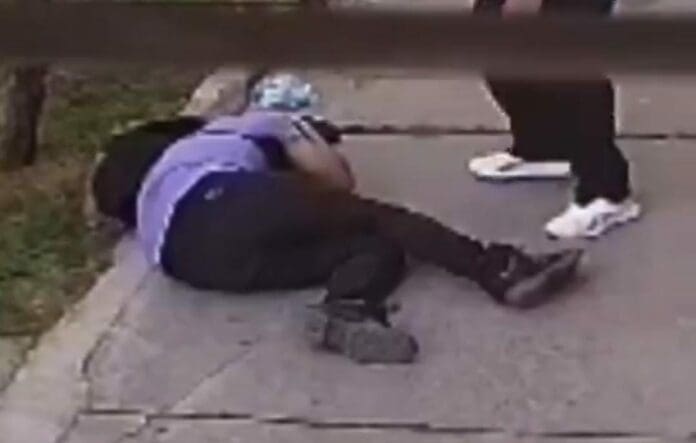 Un hombre fue captado en video mientras golpeaba y asaltaba a un presunto estudiante de la UAM Xochimilco en la Cdmx.