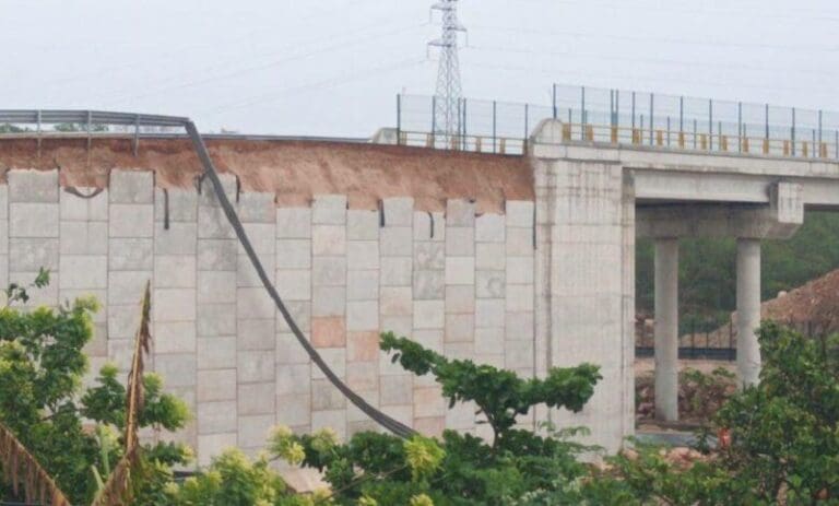 Cae recubrimiento de puente que cruza el Tren Maya en Maxcanú, Yucatá