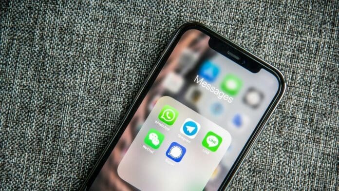 Un hombre demanda a Apple después de que mensajes 'eliminados' revelaran su infidelidad a su esposa