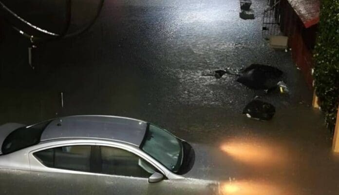 Video: Fuertes lluvias causan graves inundaciones y fallos de electricidad en Chetumal