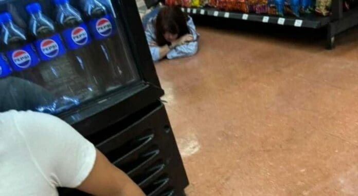 Sujetos intentaron asaltar una tienda Walmart en Azcapotzalco, Cdmx donde se encuentra una sucursal bancaria. Realizaron varios disparos.