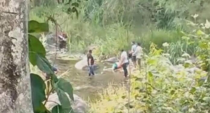  El edil de Zapotitlán de Méndez, Puebla, Emiliano Vázquez Bonilla, fue captado mientras participaba en una ejecución.