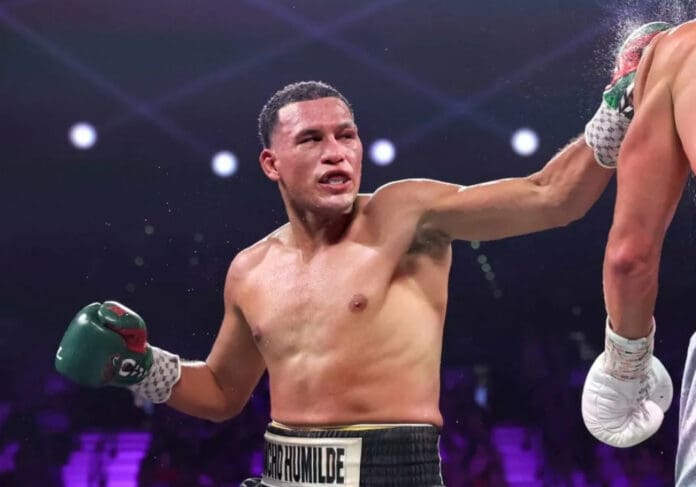 David Benavidez vuelve a retar a 