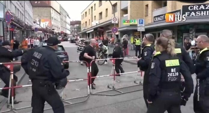 Video: Disparan contra un sujeto que acosaba a aficionados de la Eurocopa en Hamburgo, Alemania