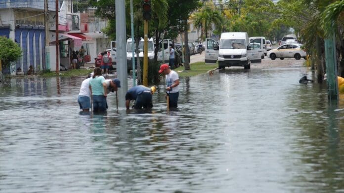 Las autoridades de Quintana Roo vigilan dos zonas de baja presión en el océano Atlántico que podrían evolucionar en los próximos días.