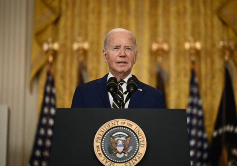 Video: Joe Biden queda extrañamente paralizado durante un acto en Estados Unidos
