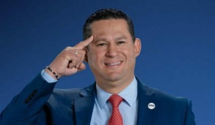 Diego Sinhue Rodríguez Vallejo, gobernador del estado de Guanajuato sufrió la fractura de dos costillas luego de haberse caído de un caballo.