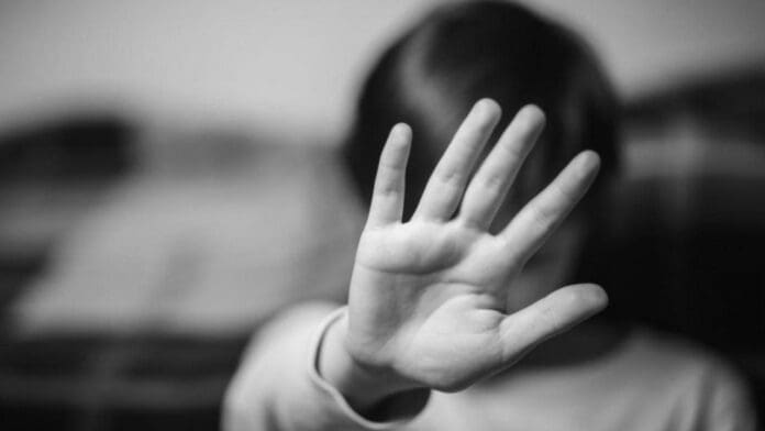 Rescatan a niña que vivía amarrada en su propia casa en Edomex