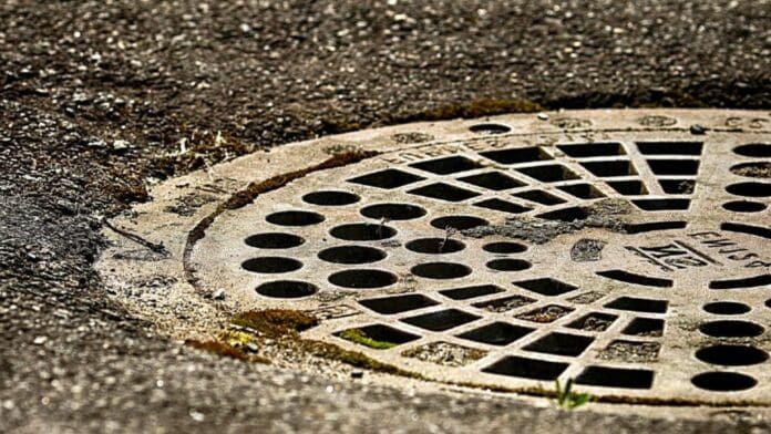 Hombre muere al caer en un desagüe en Chetumal