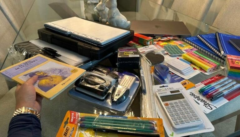 Se burlan de Sandra Cuevas por presumir sus útiles para el doctorado