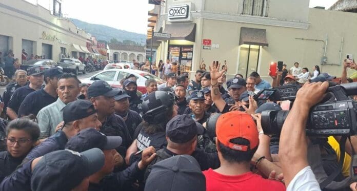 La Fiscalía de Veracruz dio a conocer que detuvo a nueve policías por el presunto asesinato de un comerciante en San Andrés Tuxtla.