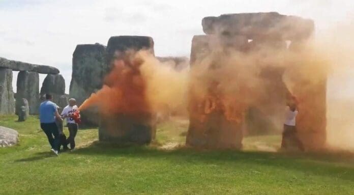 El monumento de Stonehenge se tiñó de naranja luego de que activistas de Just Stop Oil le arrojaran pintura.