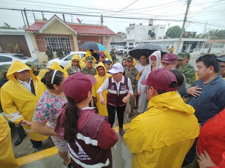 Continúa Mara Lezama atendiendo las colonias afectadas por las lluvias en Chetumal
