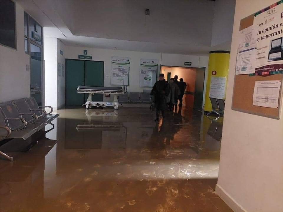 Video: Hospital de la Niñez Oaxaqueña sufre inundación; desalojan a más de 70 personas