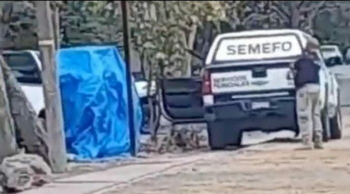 Pistoleros de dos bandas rivales protagonizaron una persecución y un enfrentamiento a balazos por las calles de Apatzingán, Michoacán.