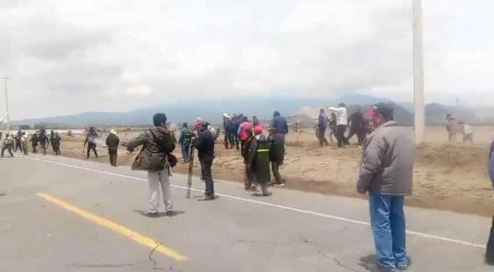 Policías de Veracruz desalojaron a unos manifestantes que denunciaban que una granja porcina los está dejando sin agua.