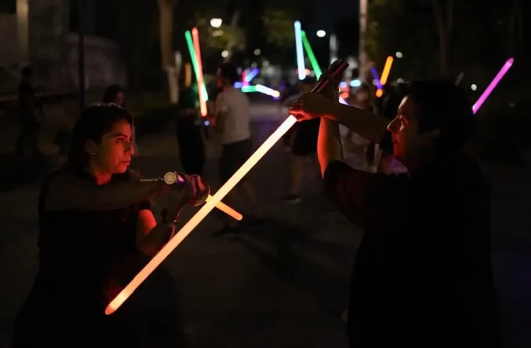 Fanáticos de Star Wars perfeccionan técnicas de duelo con sable láser en academia Jedi de México