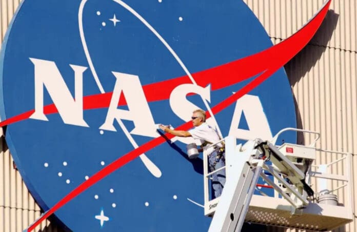 Una familia demanda a la NASA tras caer en su casa un trozo de desechos espaciales en Florida, EE. UU.