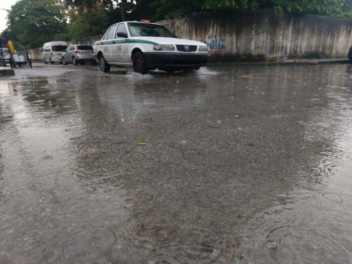 Las lluvias de este domingo han generado encharcamientos por acumulación de basura en Cancún, no se registran inundaciones.
