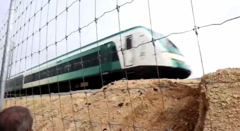 Video: Denuncian ambientalistas que hay un socavón en tramo 4 del Tren Maya; terraplén se deshace por lluvias