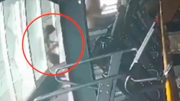 Video: Muere mujer tras caer por la ventana de un tercer piso; perdió el control de la caminadora en el gym