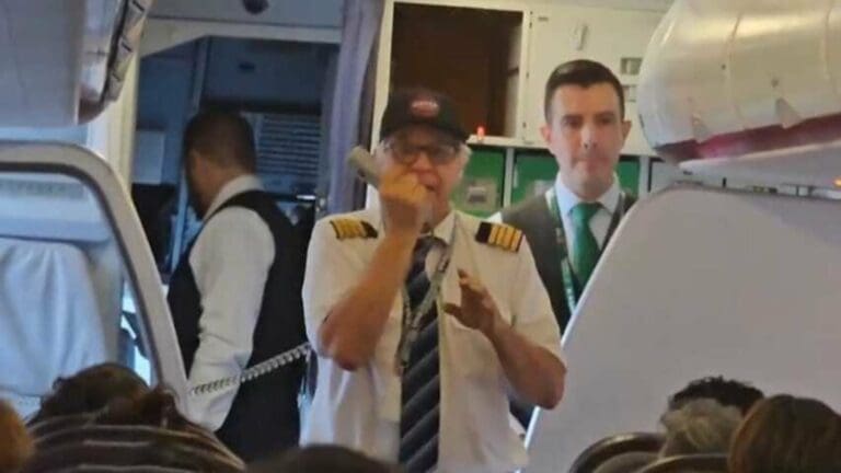 VIDEO: Piloto de Viva Aerobús intenta hacer chiste del AIFA llamándolo “CHAIFA” pero pasajeros lo ignoran