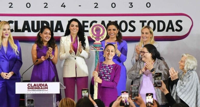 Claudia Sheinbaum Pardo, virtual presidenta electa recibió de parte de Olga Sánchez Cordero el "bastón de las mujeres".