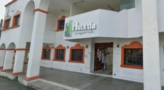 Dos empleados del Ayuntamiento de Huixtla, Chiapas, fueron grabados mientras tenían relaciones cerca de una ventana.