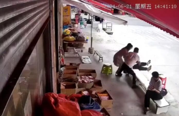 Video: Conflicto entre dueños de locales de un mercado terminó con el asesinato de una mujer en China