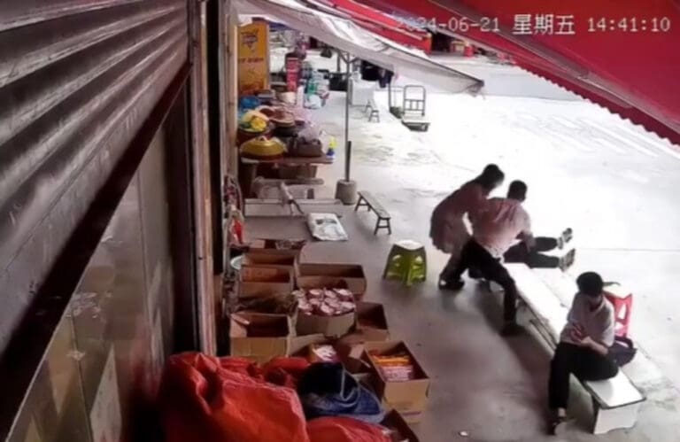 Video: Conflicto entre dueños de locales de un mercado terminó con el asesinato de una mujer en China