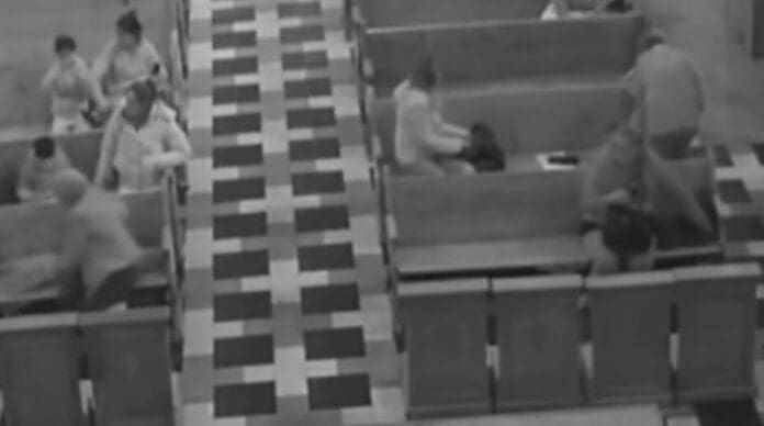 Video: Captan a mujer robando un celular dentro de iglesia en Tizayuca, Hidalgo
