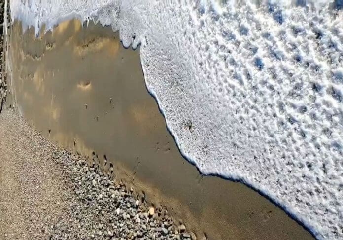 Video: Frío extremo causa que las olas del mar se congelen en Argentina